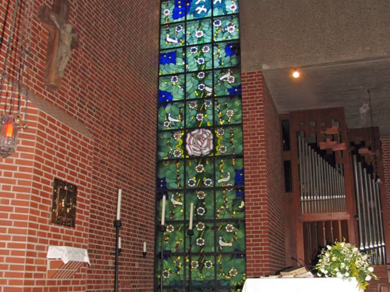 Blick vom Altarraum auf Fenster und Orgel