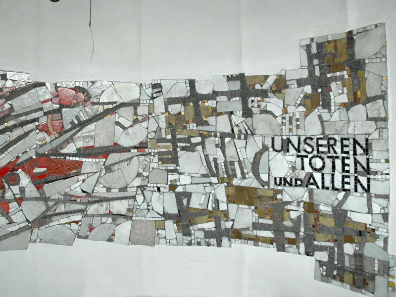 Mosaikbilder zum Gedenken an die Toten der Gemeinde und alle Opfer von Krieg und Gewalt