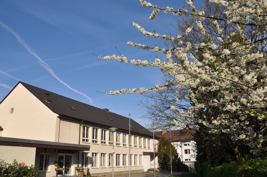Bild unseres Gemeindeheims im Frühjahr von Süden her